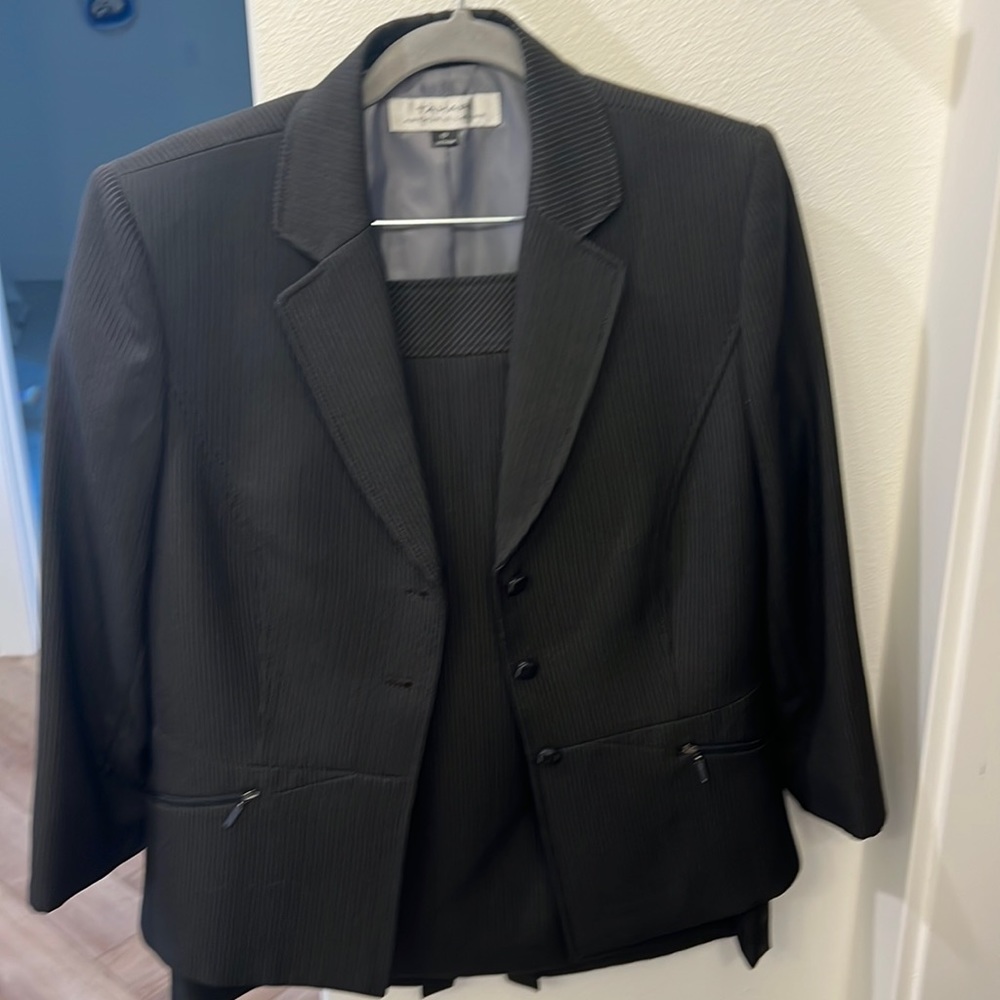 Tahari ASL skirt suit